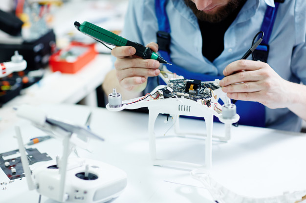 Técnico em manutenção de drones